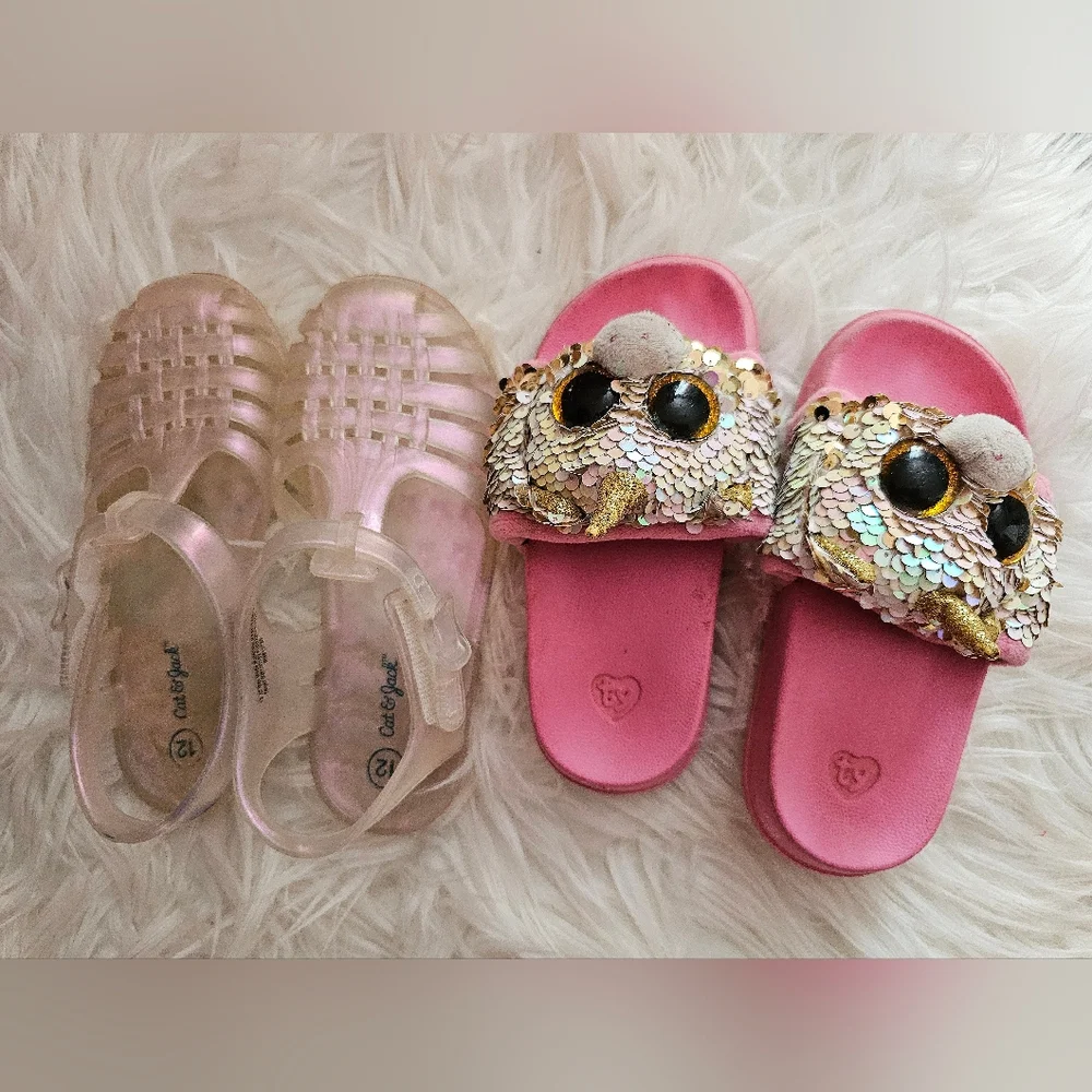 Bundle of slippers / sandals for kids!